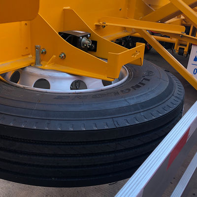 Camion a scheletro con pneumatici di ricambio e utensili HJGMCK21039